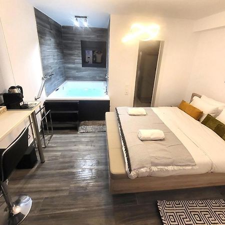 Fabilicious Suites - 2 Apartments- Romantic Jacuzzi & Spacious Family Comfort 雅典 外观 照片
