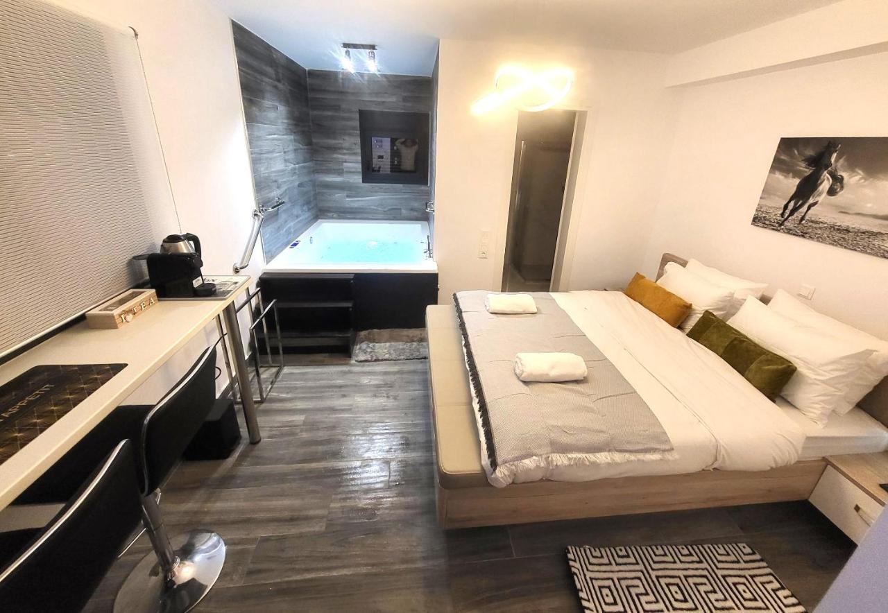 Fabilicious Suites - 2 Apartments- Romantic Jacuzzi & Spacious Family Comfort 雅典 外观 照片