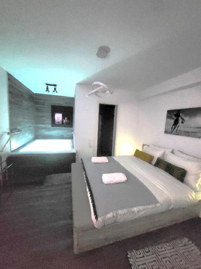 Fabilicious Suites - 2 Apartments- Romantic Jacuzzi & Spacious Family Comfort 雅典 外观 照片