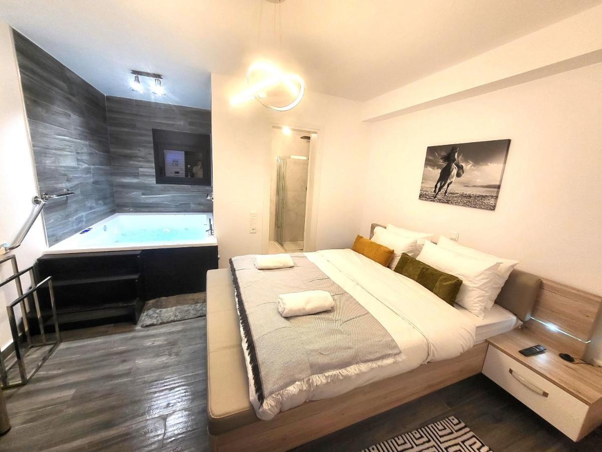 Fabilicious Suites - 2 Apartments- Romantic Jacuzzi & Spacious Family Comfort 雅典 外观 照片