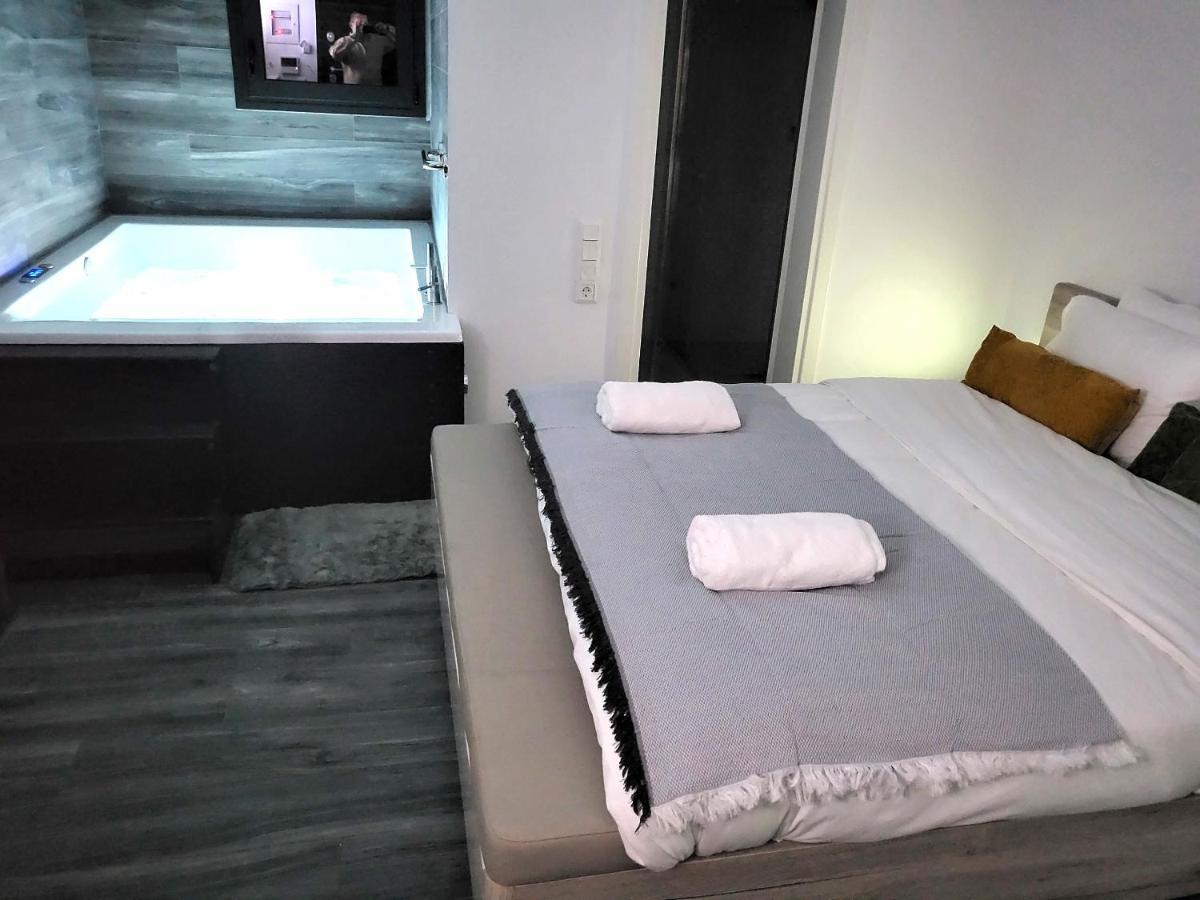 Fabilicious Suites - 2 Apartments- Romantic Jacuzzi & Spacious Family Comfort 雅典 外观 照片