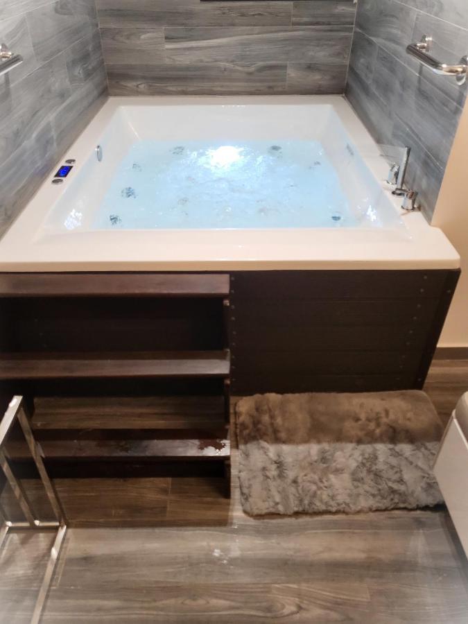 Fabilicious Suites - 2 Apartments- Romantic Jacuzzi & Spacious Family Comfort 雅典 外观 照片