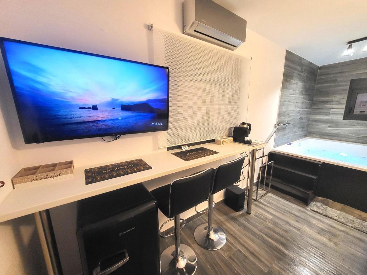 Fabilicious Suites - 2 Apartments- Romantic Jacuzzi & Spacious Family Comfort 雅典 外观 照片