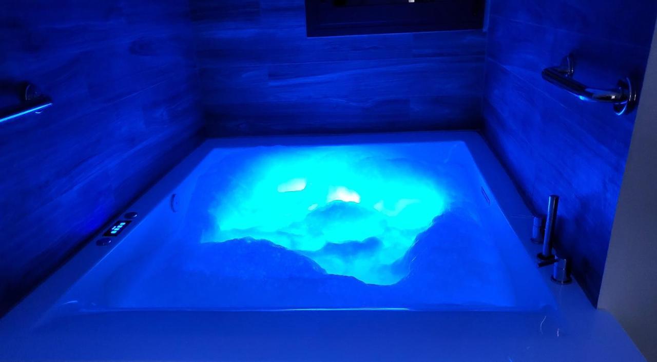 Fabilicious Suites - 2 Apartments- Romantic Jacuzzi & Spacious Family Comfort 雅典 外观 照片