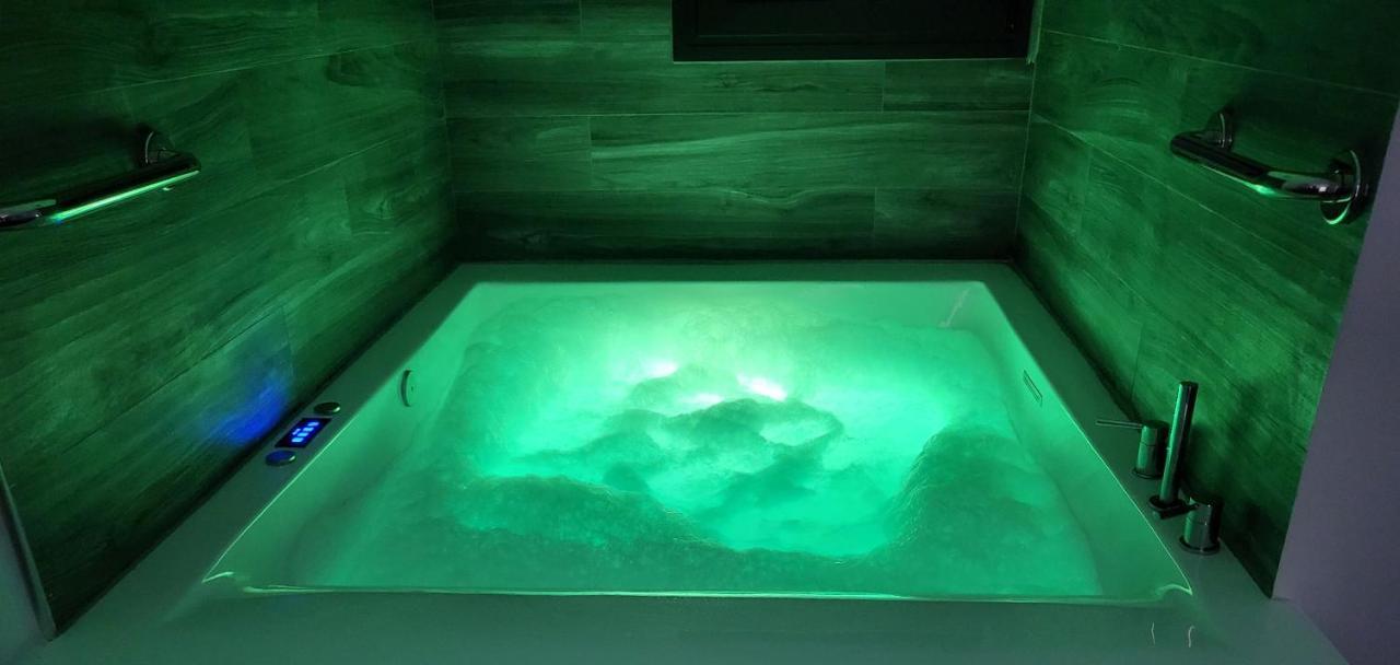 Fabilicious Suites - 2 Apartments- Romantic Jacuzzi & Spacious Family Comfort 雅典 外观 照片