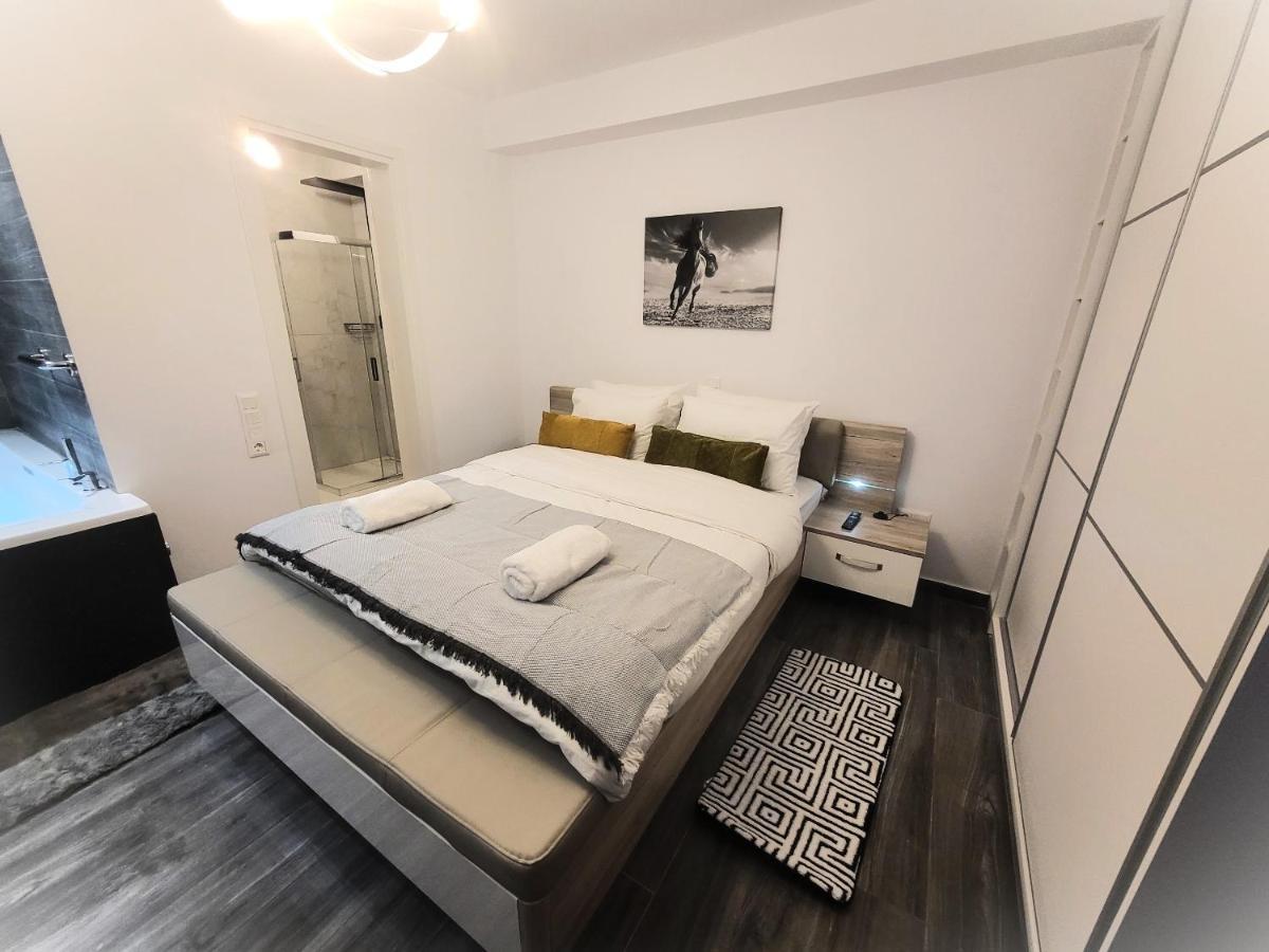 Fabilicious Suites - 2 Apartments- Romantic Jacuzzi & Spacious Family Comfort 雅典 外观 照片