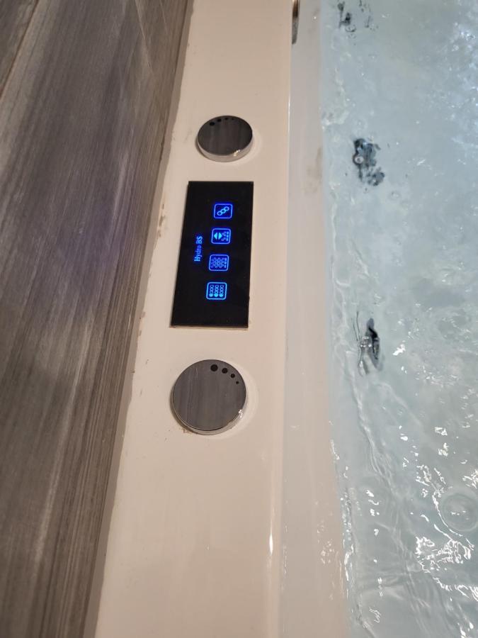 Fabilicious Suites - 2 Apartments- Romantic Jacuzzi & Spacious Family Comfort 雅典 外观 照片