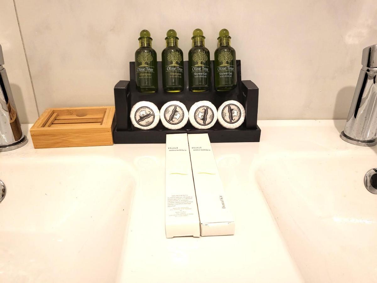 Fabilicious Suites - 2 Apartments- Romantic Jacuzzi & Spacious Family Comfort 雅典 外观 照片