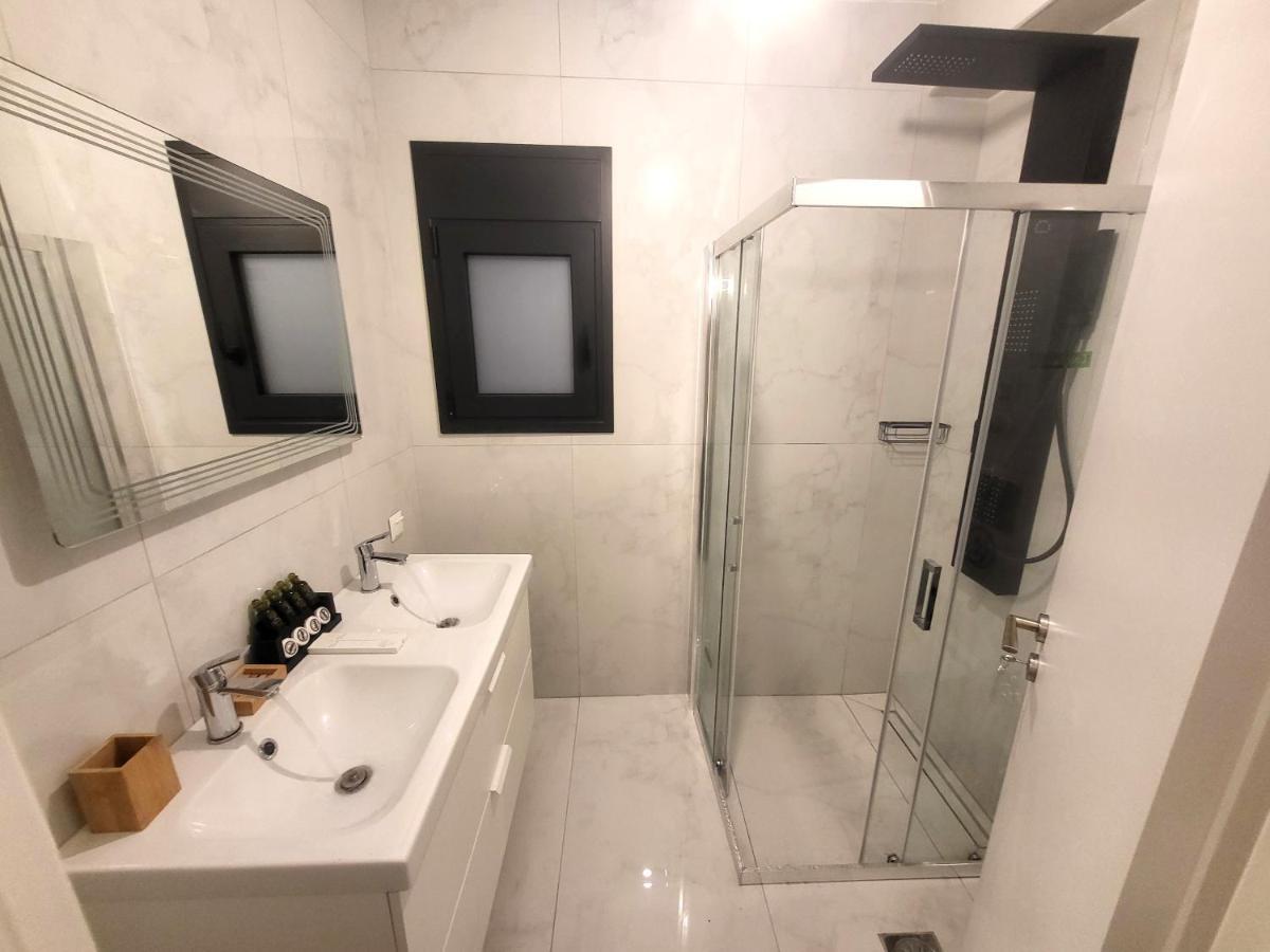 Fabilicious Suites - 2 Apartments- Romantic Jacuzzi & Spacious Family Comfort 雅典 外观 照片
