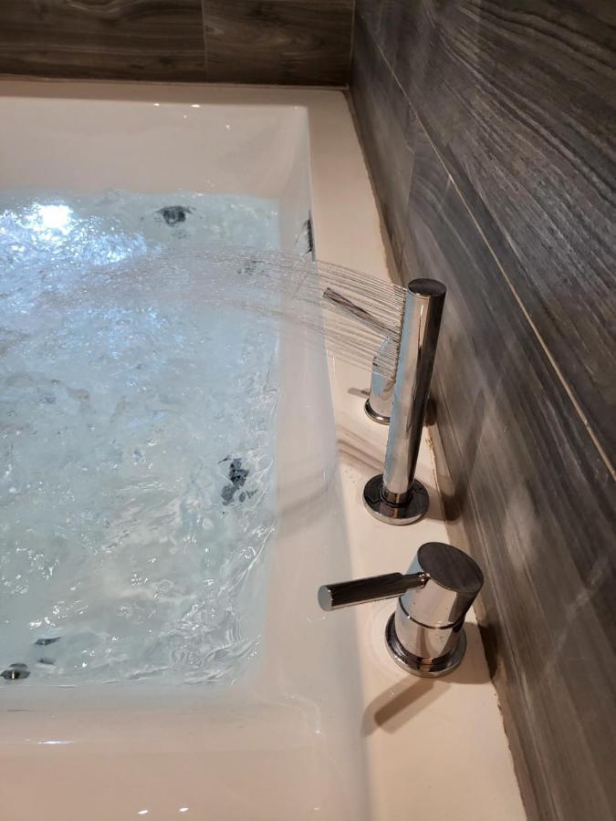 Fabilicious Suites - 2 Apartments- Romantic Jacuzzi & Spacious Family Comfort 雅典 外观 照片