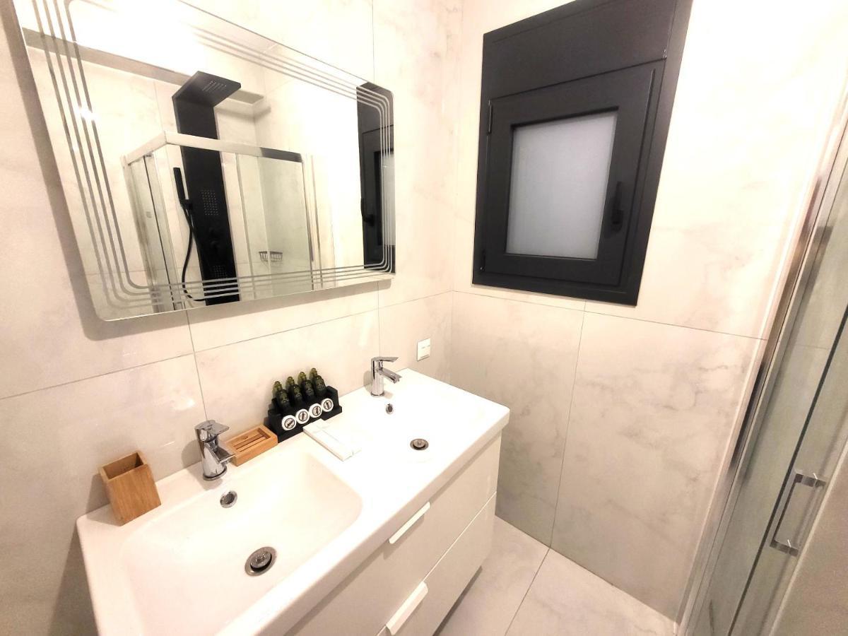 Fabilicious Suites - 2 Apartments- Romantic Jacuzzi & Spacious Family Comfort 雅典 外观 照片