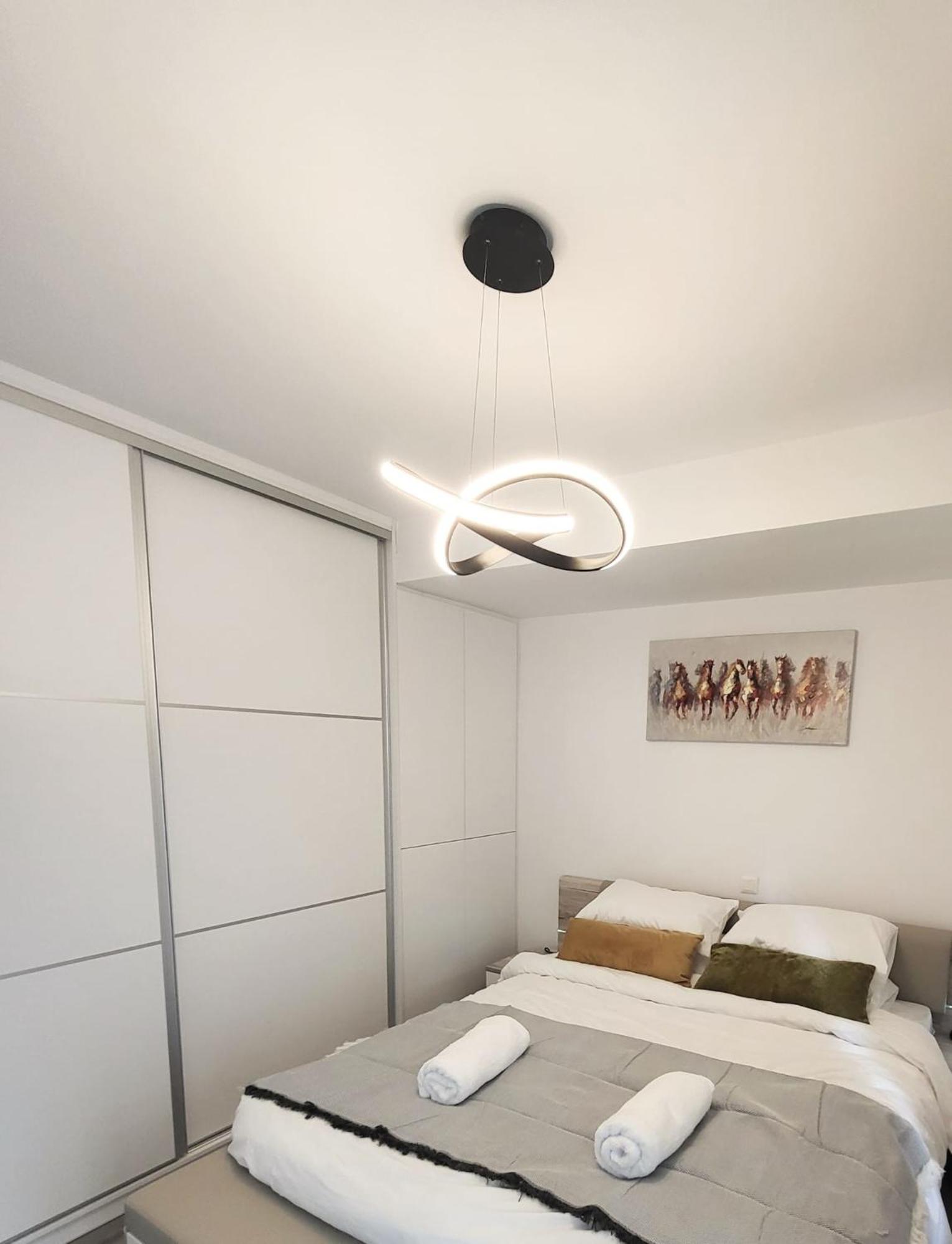 Fabilicious Suites - 2 Apartments- Romantic Jacuzzi & Spacious Family Comfort 雅典 外观 照片