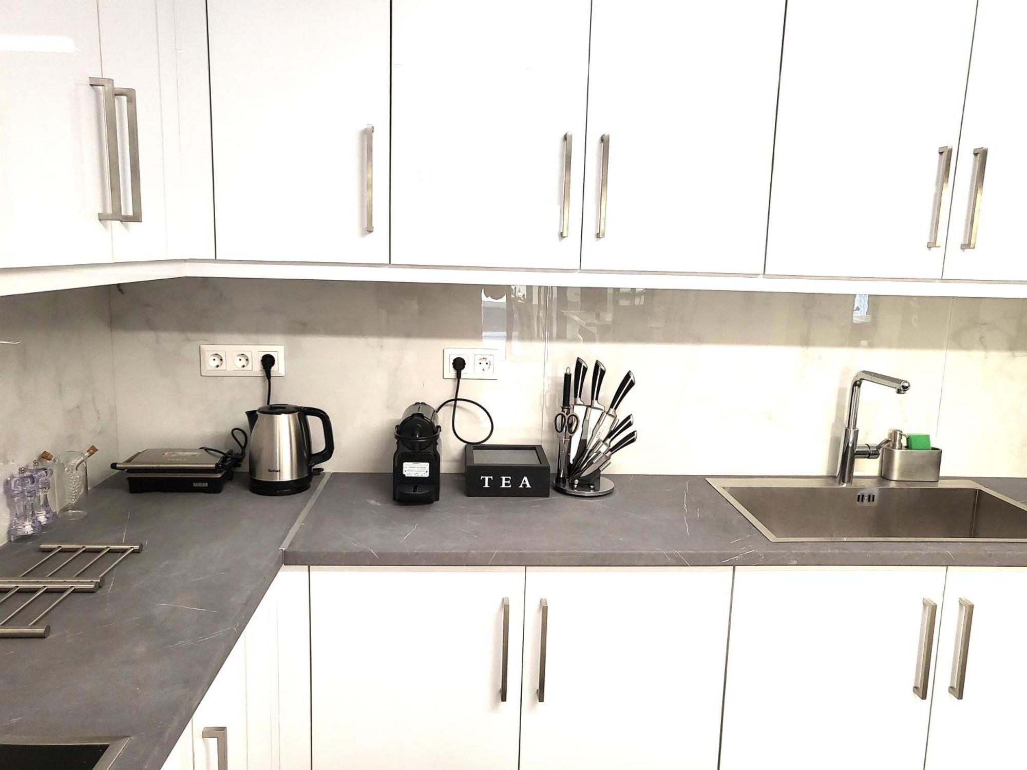 Fabilicious Suites - 2 Apartments- Romantic Jacuzzi & Spacious Family Comfort 雅典 外观 照片