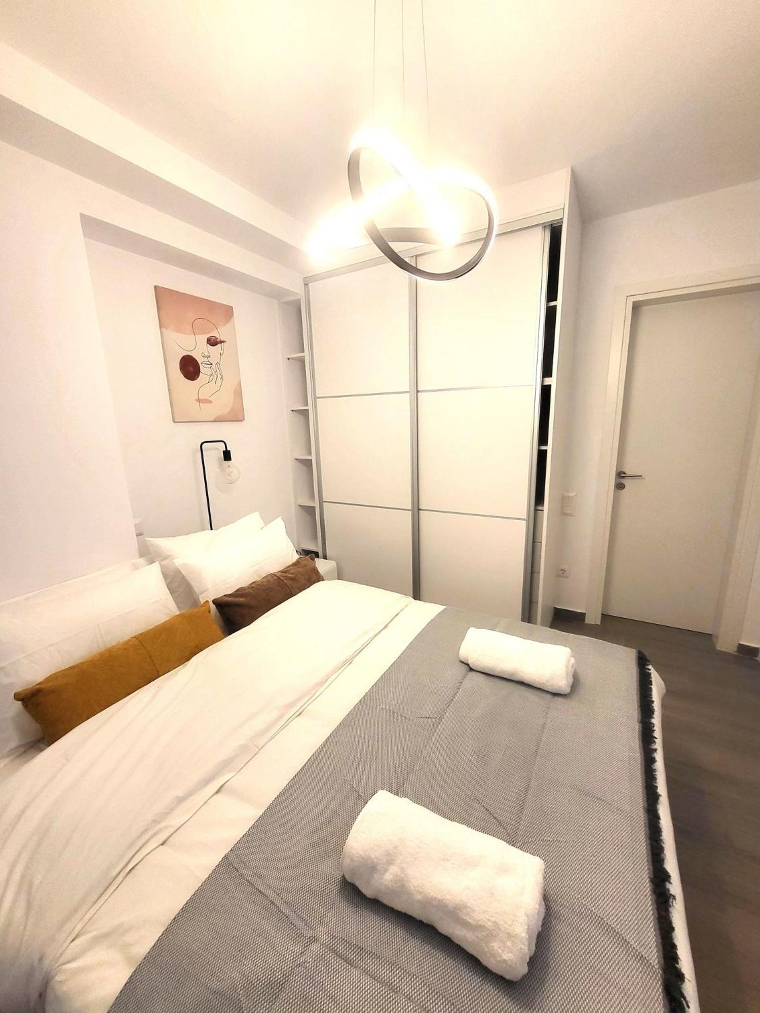 Fabilicious Suites - 2 Apartments- Romantic Jacuzzi & Spacious Family Comfort 雅典 外观 照片