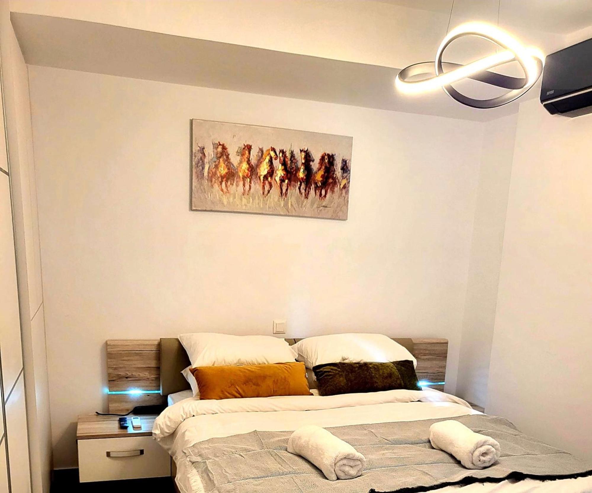 Fabilicious Suites - 2 Apartments- Romantic Jacuzzi & Spacious Family Comfort 雅典 外观 照片