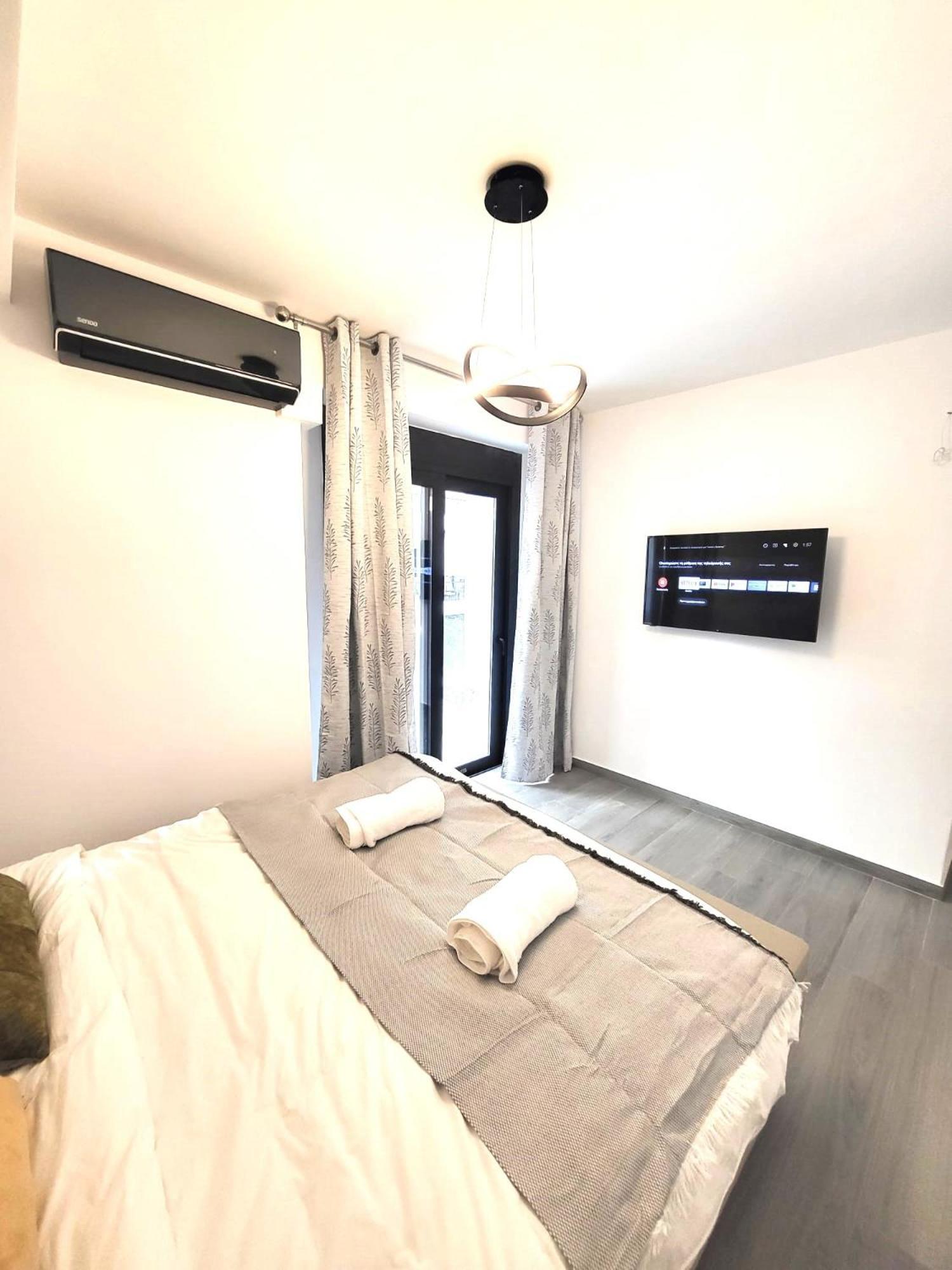 Fabilicious Suites - 2 Apartments- Romantic Jacuzzi & Spacious Family Comfort 雅典 外观 照片