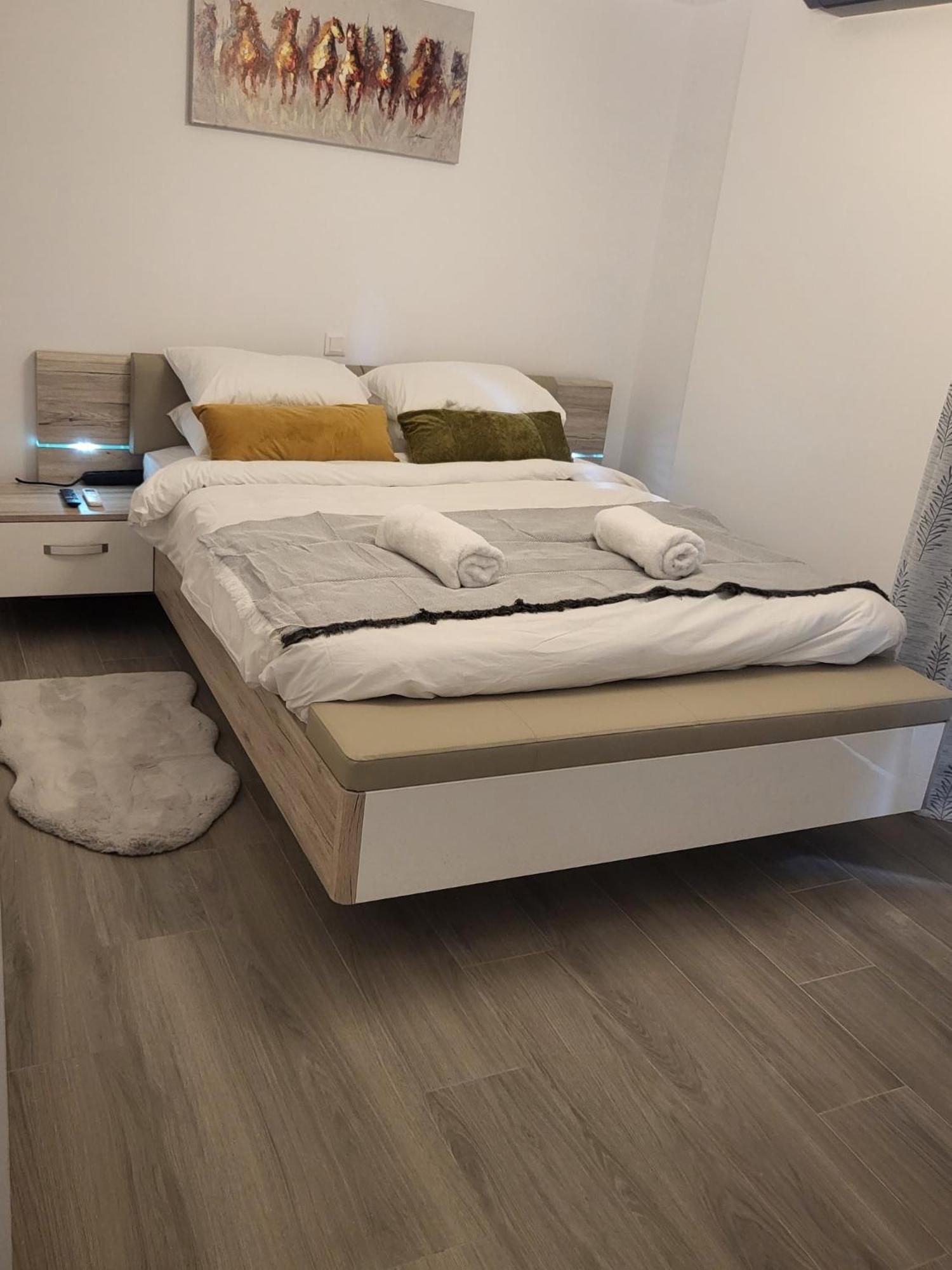 Fabilicious Suites - 2 Apartments- Romantic Jacuzzi & Spacious Family Comfort 雅典 外观 照片