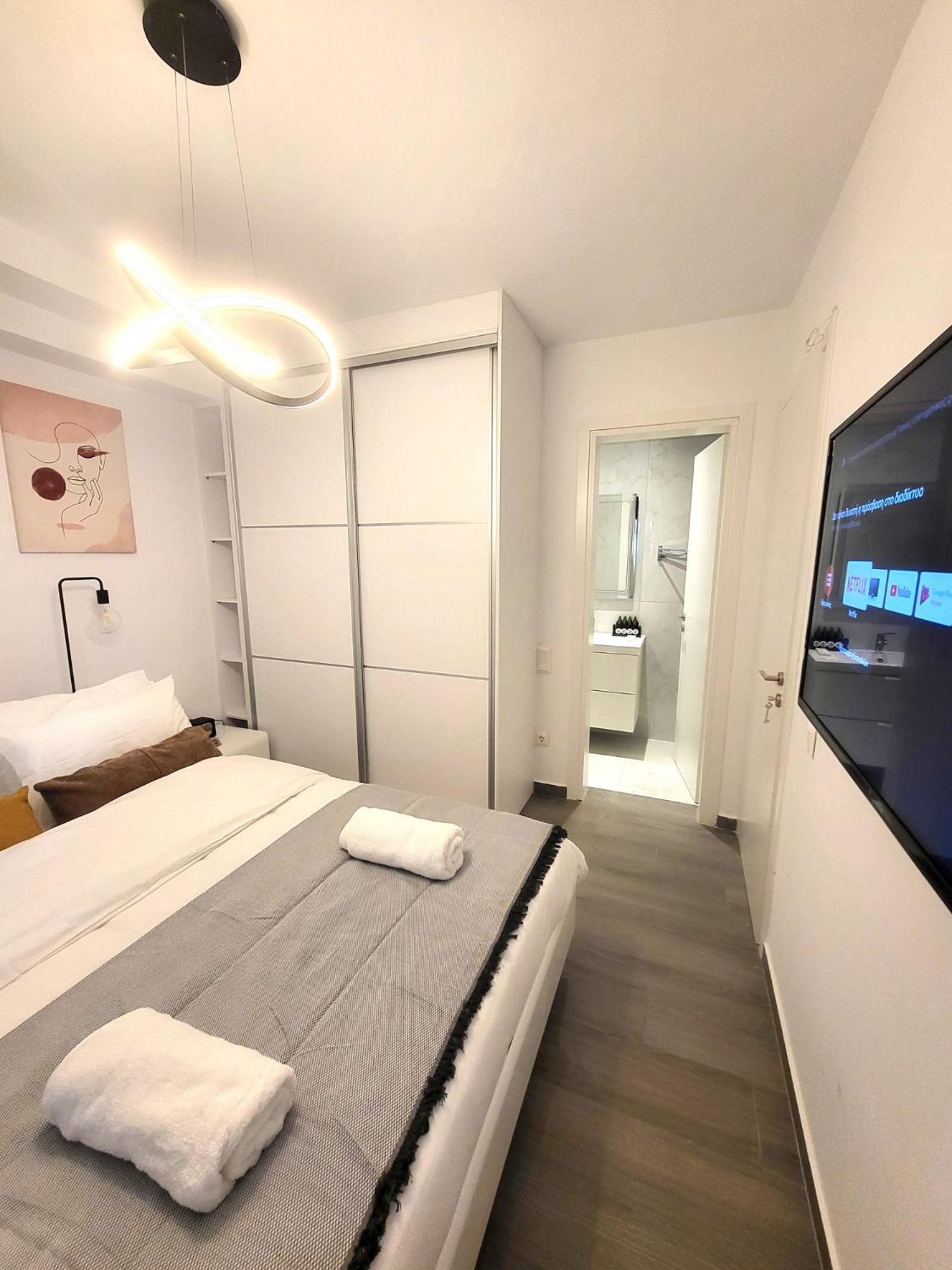 Fabilicious Suites - 2 Apartments- Romantic Jacuzzi & Spacious Family Comfort 雅典 外观 照片