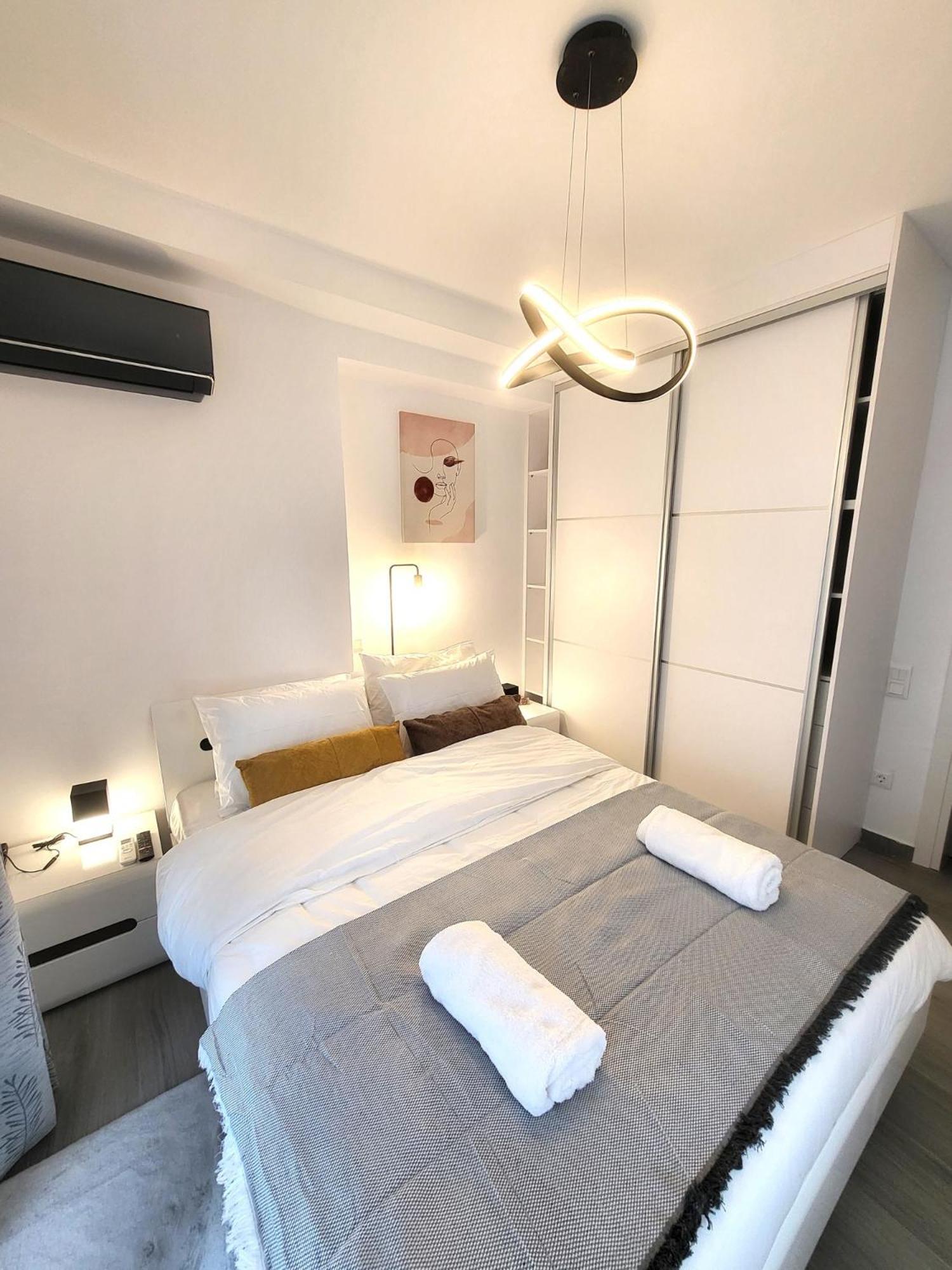 Fabilicious Suites - 2 Apartments- Romantic Jacuzzi & Spacious Family Comfort 雅典 外观 照片