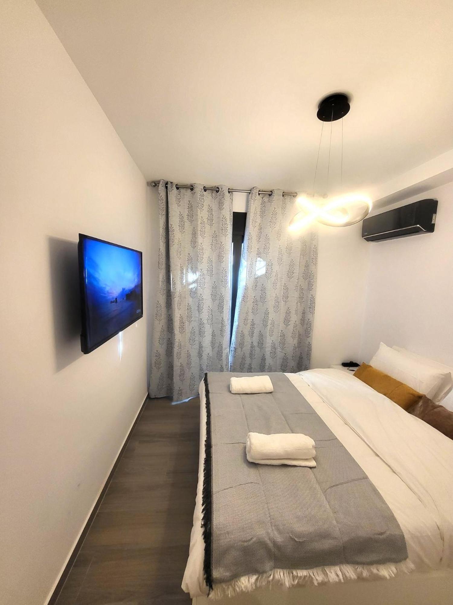 Fabilicious Suites - 2 Apartments- Romantic Jacuzzi & Spacious Family Comfort 雅典 外观 照片