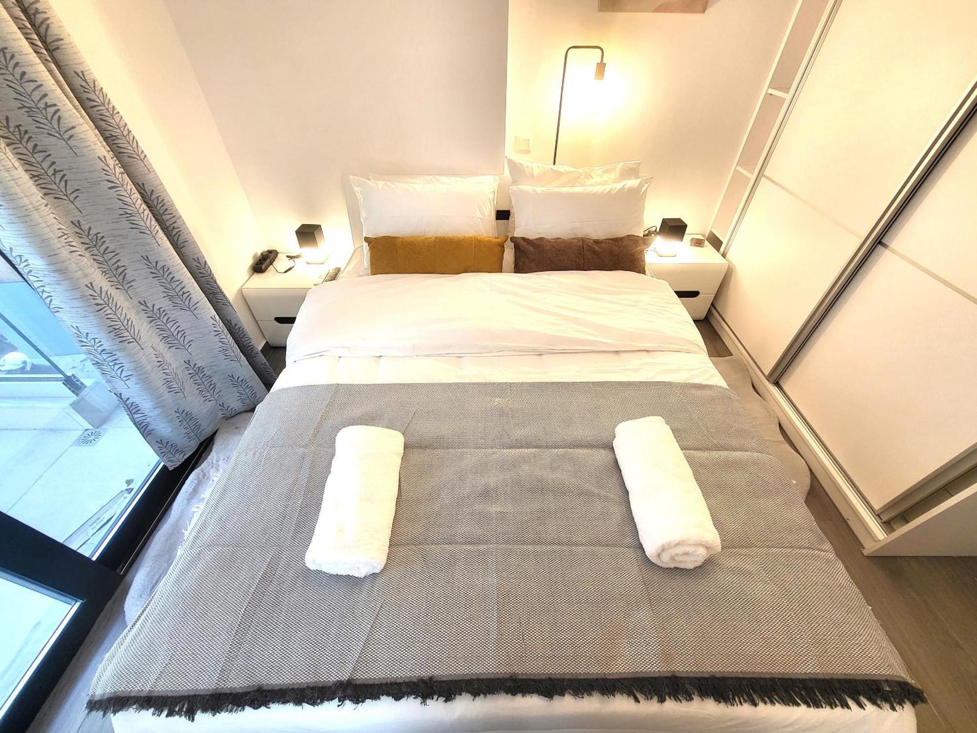 Fabilicious Suites - 2 Apartments- Romantic Jacuzzi & Spacious Family Comfort 雅典 外观 照片