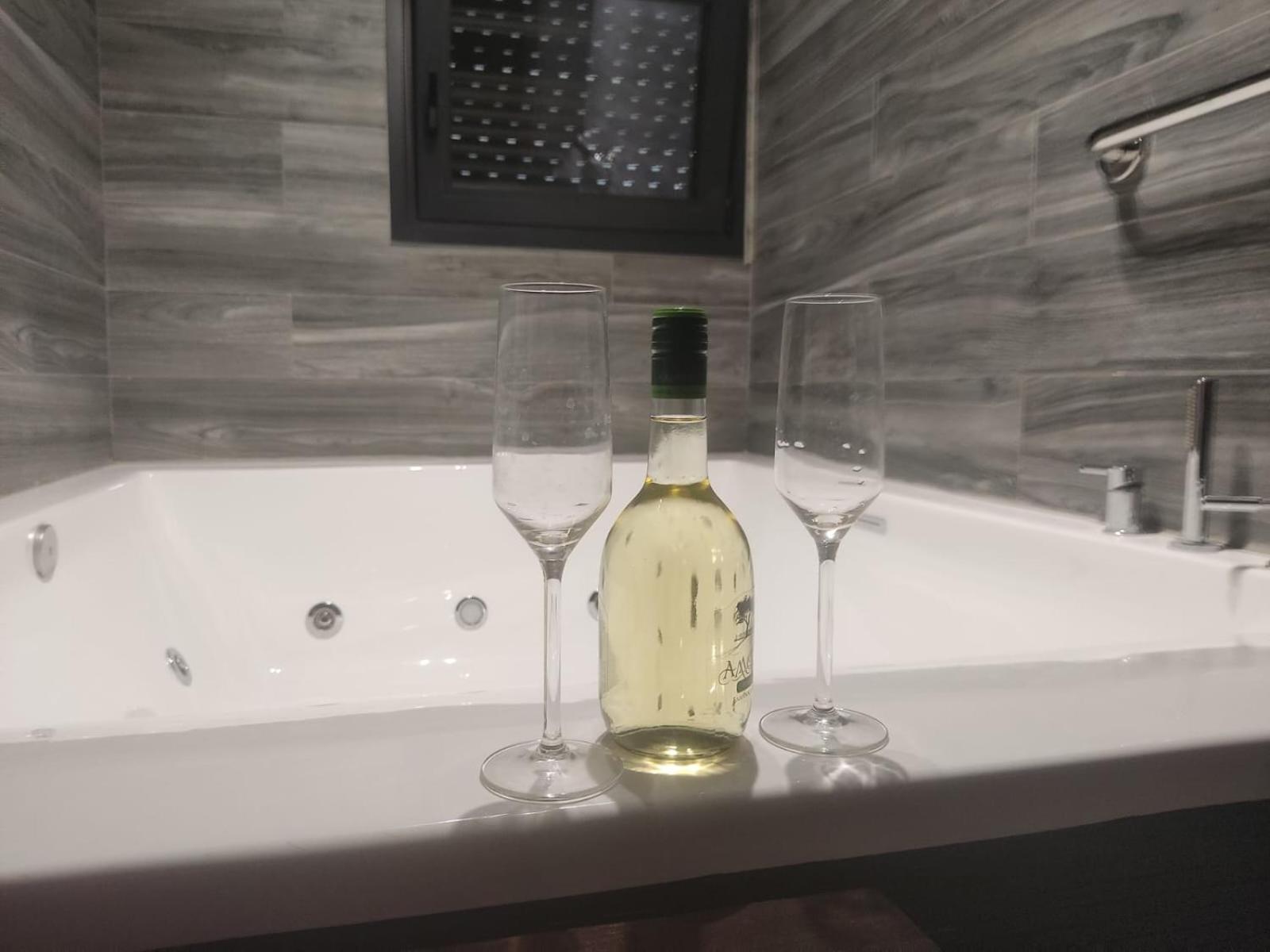 Fabilicious Suites - 2 Apartments- Romantic Jacuzzi & Spacious Family Comfort 雅典 外观 照片