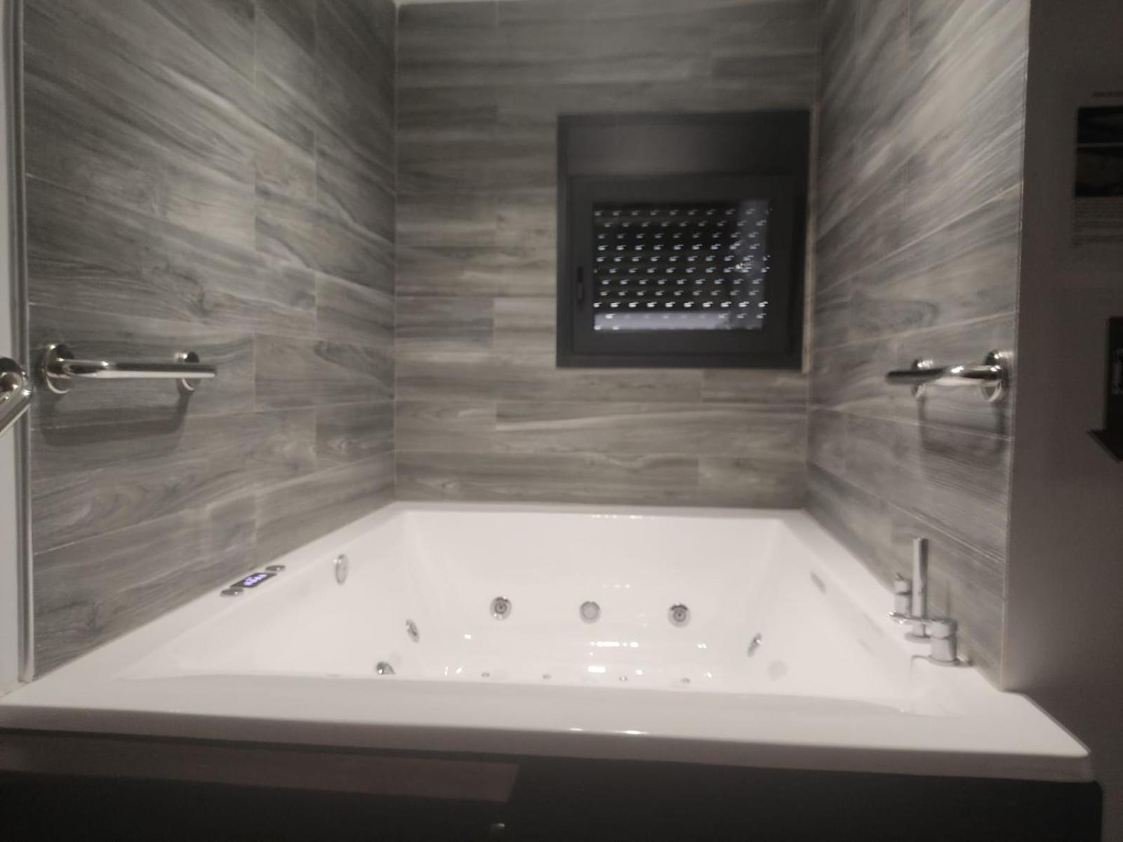 Fabilicious Suites - 2 Apartments- Romantic Jacuzzi & Spacious Family Comfort 雅典 外观 照片