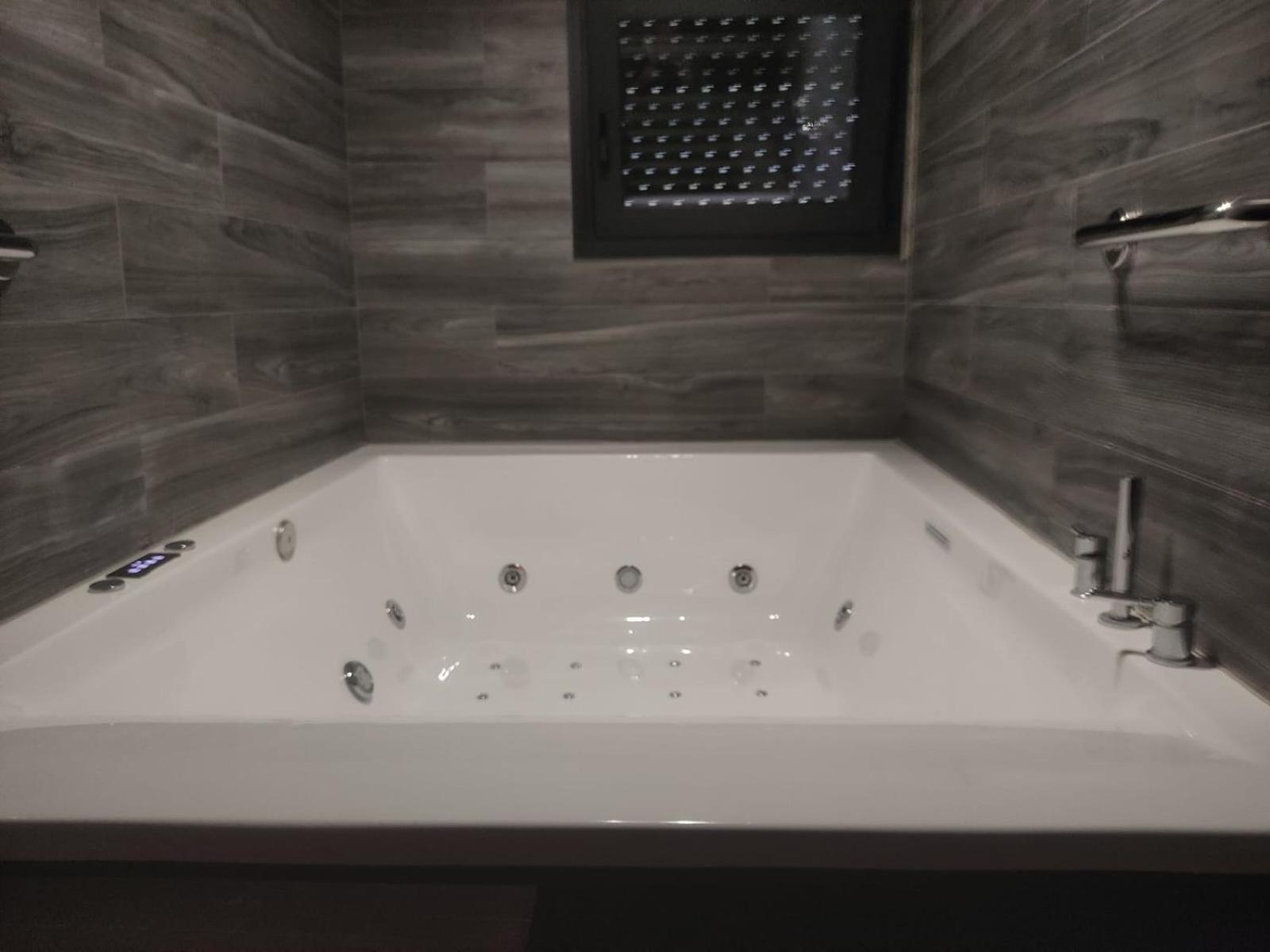 Fabilicious Suites - 2 Apartments- Romantic Jacuzzi & Spacious Family Comfort 雅典 外观 照片