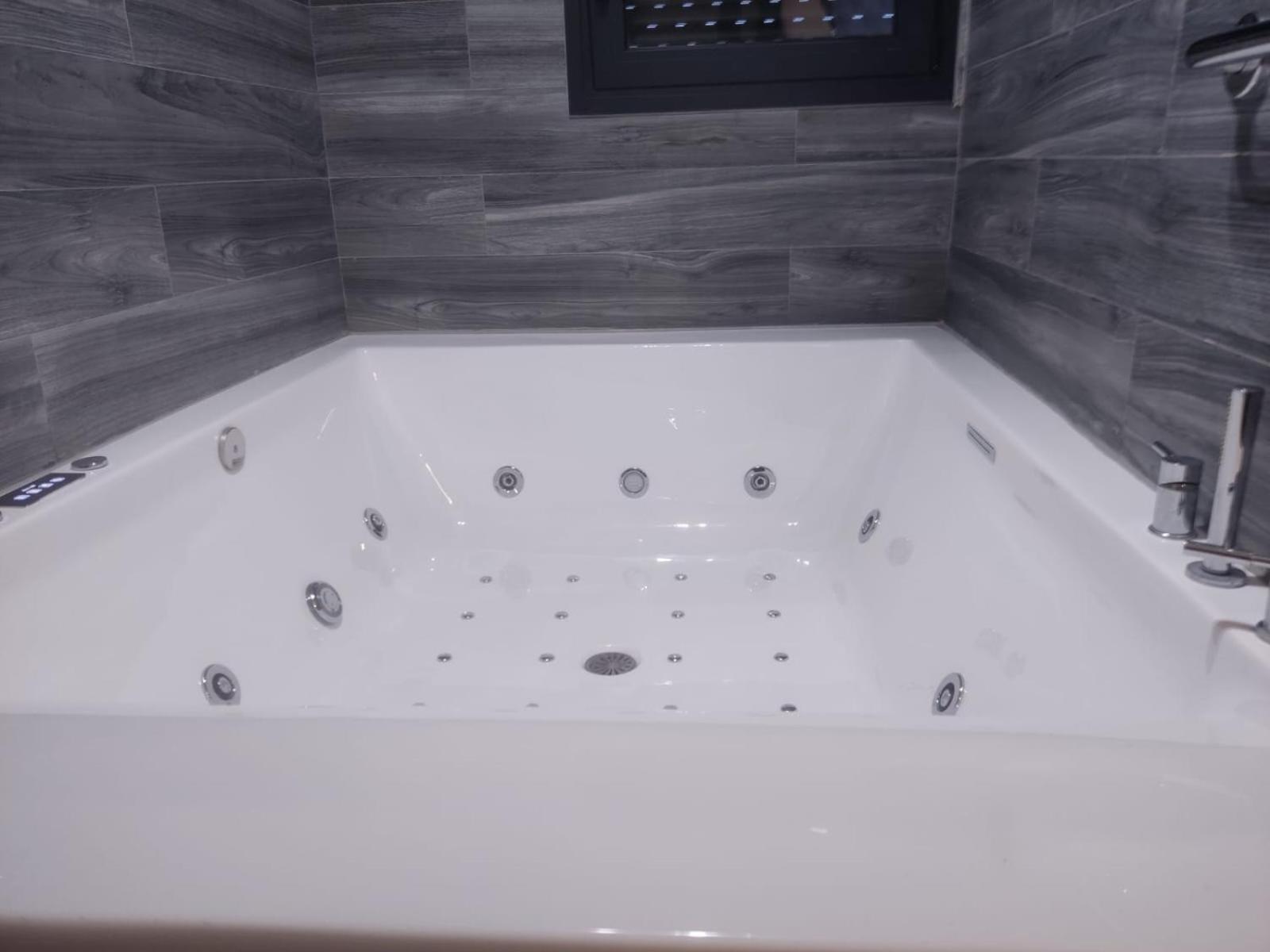 Fabilicious Suites - 2 Apartments- Romantic Jacuzzi & Spacious Family Comfort 雅典 外观 照片